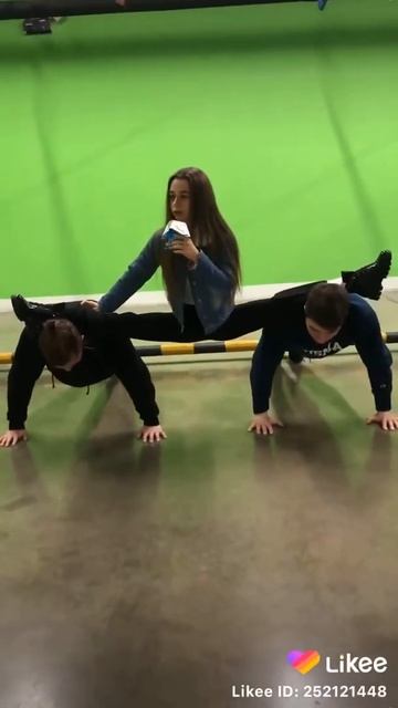 Девушка На шпагате сидит на спине парней которые отжимаются смотреть онлайн