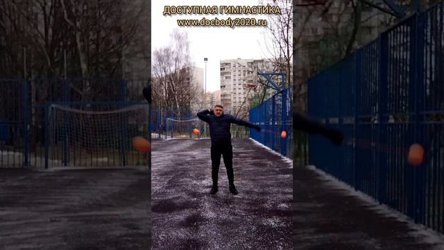 Упражнения с тренировочными поями зимой на игровой площадке (34)