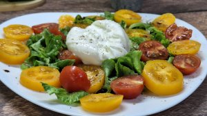 Легкий салат с томатами черри и сыром буррата.