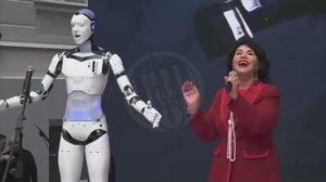 Надежда Бабкина спела песню с роботом