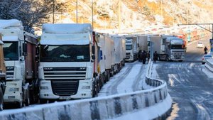 «Верхний Ларс» встал в многокилометровую пробку из-за непогоды