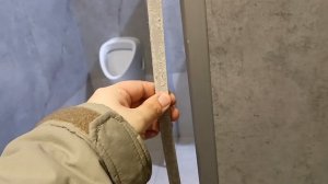 Очередной прикол: Кто то снёс дверцу в туалете)