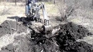 Мини экскаватор Bobcat выкорчёвывает пень