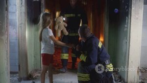 Герой в огне, спасая жизни.