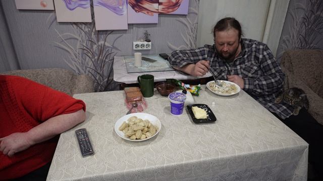 ем пельмешки