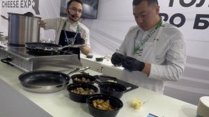 Шеф повар готовит старинное русское блюдо кашу Катанку