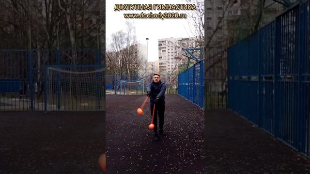 Упражнения с тренировочными поями зимой на игровой площадке (40)
