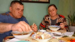 Жизнь в деревне. Целый день по сусекам скребли