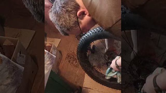 Ремонт велосипеда. Разборка и смазка передней оси велосипедного колеса. Комментарии. смотреть онлайн