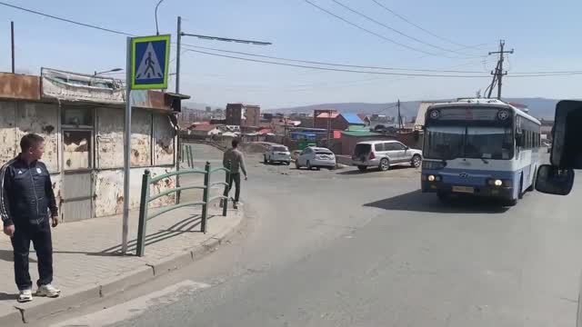 Монголия: поездка на автобусе в Улан-Баторе по району на окраине города, где живут бедные люди смотреть онлайн