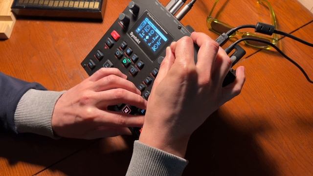 Монотонный бас и синусоиды: Эксперименты на #Syntakt #Live смотреть онлайн