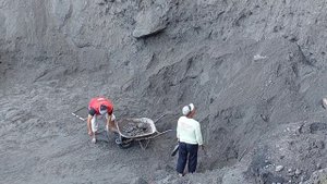 Строительство, шахтёры работают с рисками , над ними висят песчаные скалы