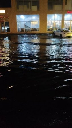 Пошел дождь и затопило подъезд к магазину