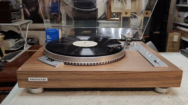 Хороший проигрыватель виниловых пластинок Pioneer XL-1550 в новом ореховом шпоне. смотреть онлайн