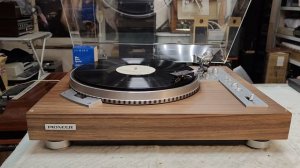 Хороший проигрыватель виниловых пластинок Pioneer XL-1550 в новом ореховом шпоне.