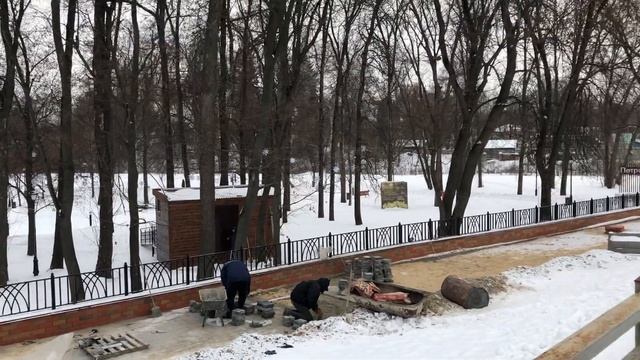 кладут тротуарную плитку в мороз под -20 в Петровском парке смотреть онлайн