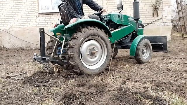 Расчистка участка под теплицу минитрактором. Корчуем деревья.