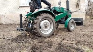 Расчистка участка под теплицу минитрактором. Корчуем деревья.