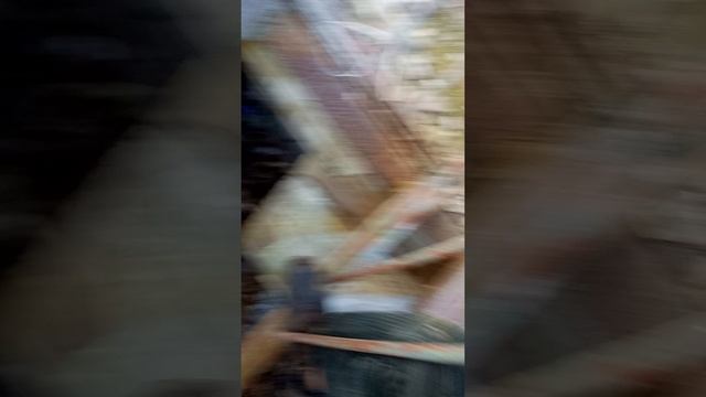 вход в заброшенный дом