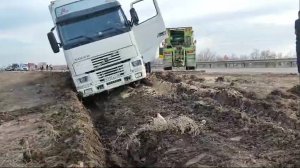 Работает грузовой эвакуатор. Вытаскиваем утонувшую в грязи фуру. 8 937 536 30 36
