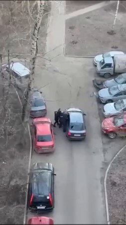 Во время погони за нетрезвым водителем сотрудники полиции оказались на капоте