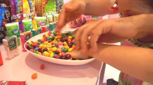 Диана и Рома - Диана и папа играют в Салон Красоты из конфет