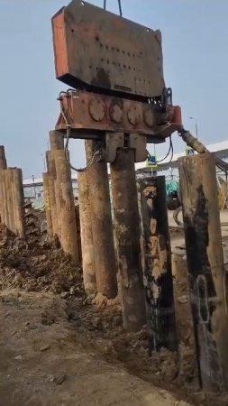 Процесс погружения трубошпунта. Аренда спецтехники тел. +7 (985) 185-77-77.