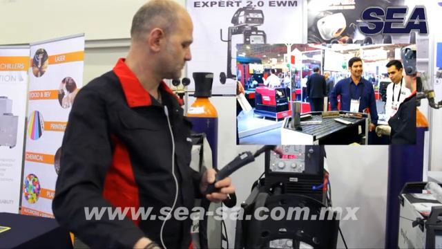 Martin Weber de ewm Hightec welding presentando equipos en Expo Fabtech 2017