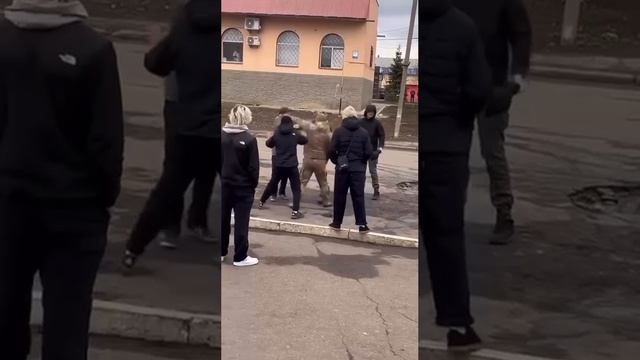 ‼️🇺🇦Военком избил пенсионера в Лозовой Харьковской области !!!