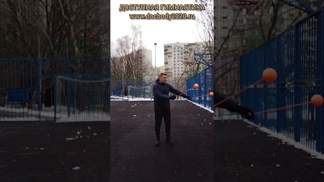 Упражнения с тренировочными поями зимой на игровой площадке (47)