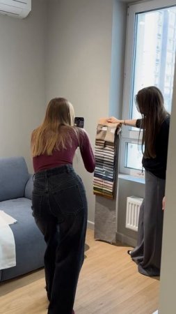 Дизайнеры «РеНова+» подбирают шторы на объекте.