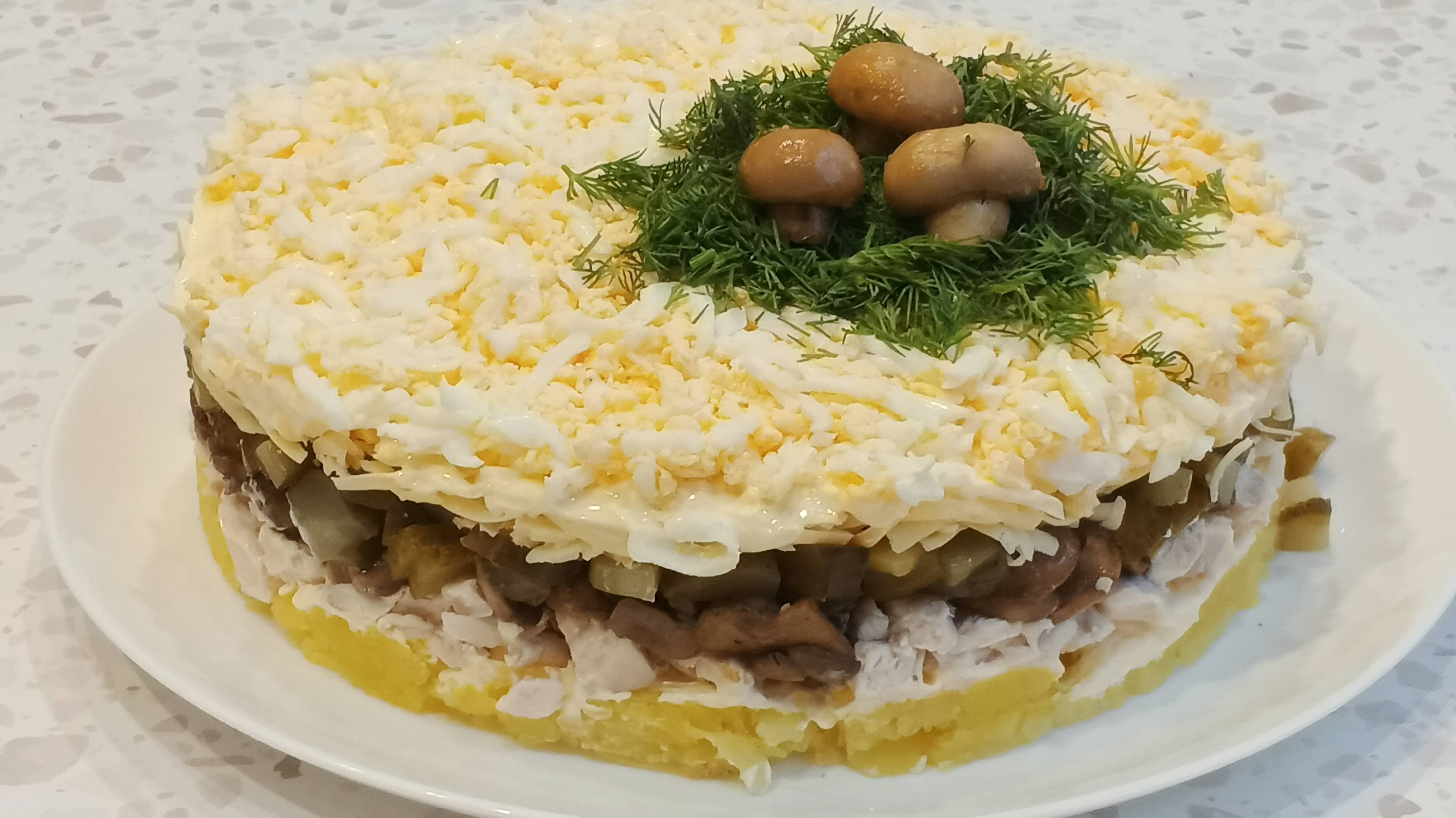 Слоёный салат с грибами
