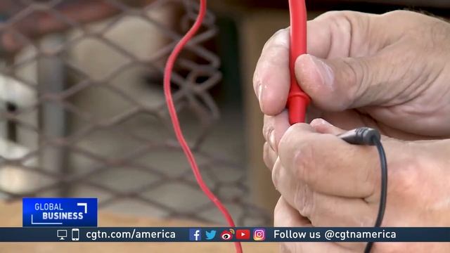 Venezuelan electric engineer offers light bulb repairs amid rising costs