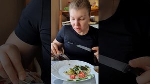 Собралась на тренировку, впихиваю в себя завтрак😃