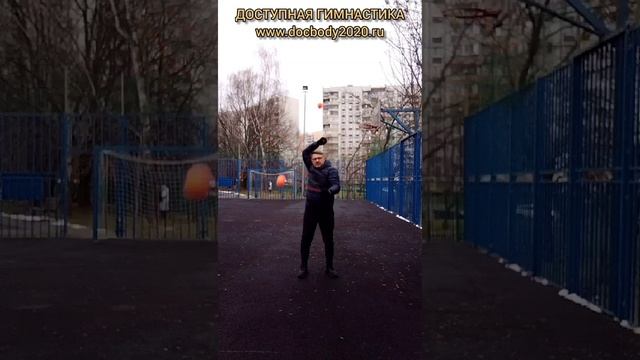 Упражнения с тренировочными поями зимой на игровой площадке (48)