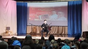 Захар Небогатиков (гармонь). Иван Варнашов "Волжские припевки".