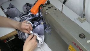 видео-урок как обработать горловину в кофте ,блузе