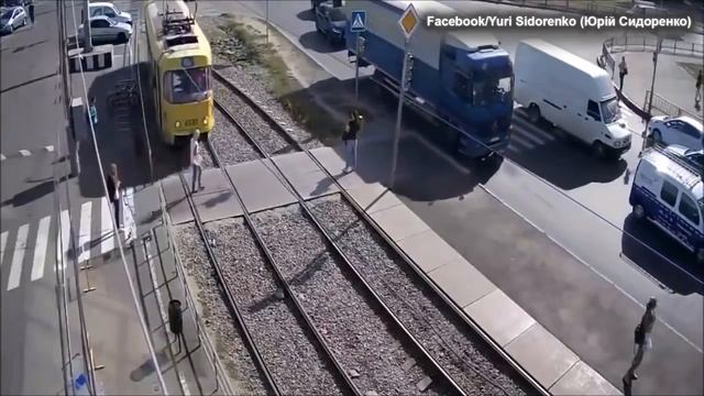 Warning, graphic video: Woman hit by train, loses leg смотреть онлайн