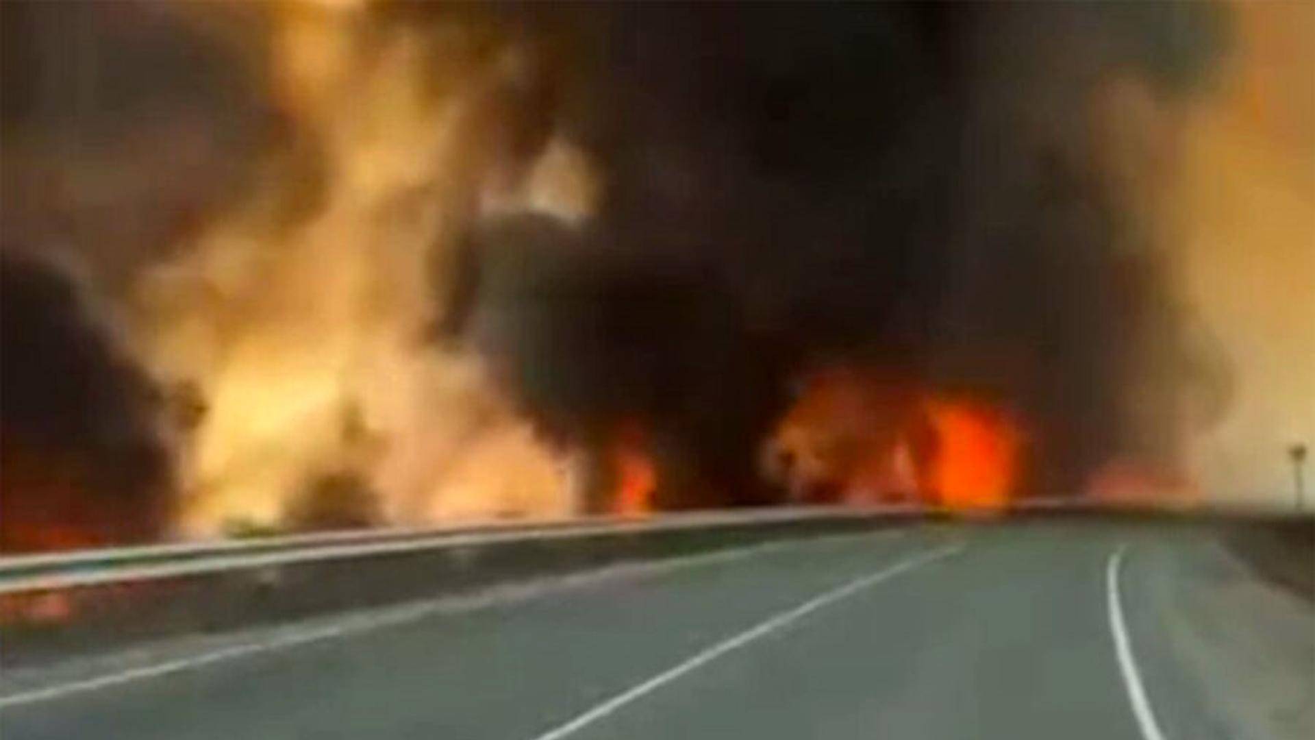 как природные пожары окружили машины в Приморье