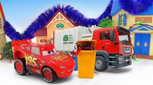 Машинки для детей — Молния Маквин, машинка Мусоровоз и Бульдозер наводят порядок в городе