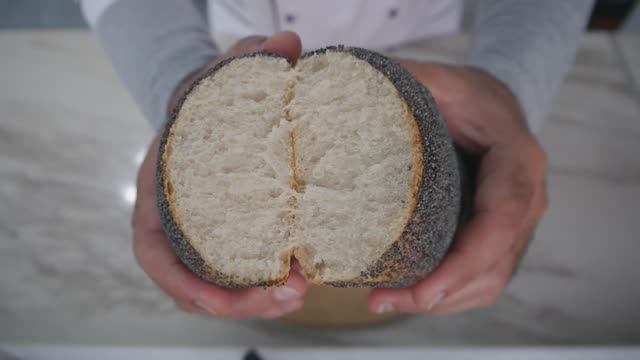 Пшеничные булочки с маком на закваске.
