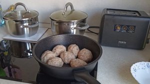 Мужа проводила. Готовлю обед.