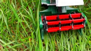 Машинки Bruder комбайн. Трактор синий работает в поле