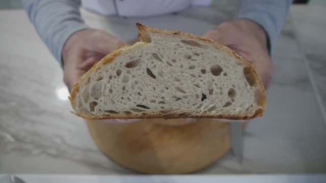 Чесночный хлеб с оливковым маслом на закваске.