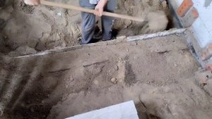 Разбор опалубки из ДВП и палок.