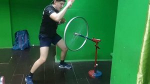 Ученик Максим. Отрабатываем накат топ-спин справа по мощному тренажеру Колесу