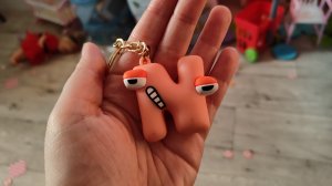 играем с детьми в брелки с буквами алфавита лор, алфавит Лора брелки, alphabet lore