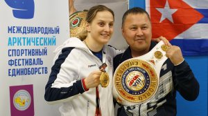 Первая тренировка новой чемпионки мира по боксу Елены Гапешиной в Анадыре