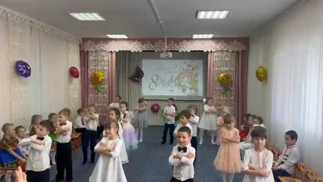 Танец "Далеко от дома" к празднику 8 марта #танец #8марта #праздник смотреть онлайн