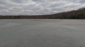 Замёрзшее лесное озеро